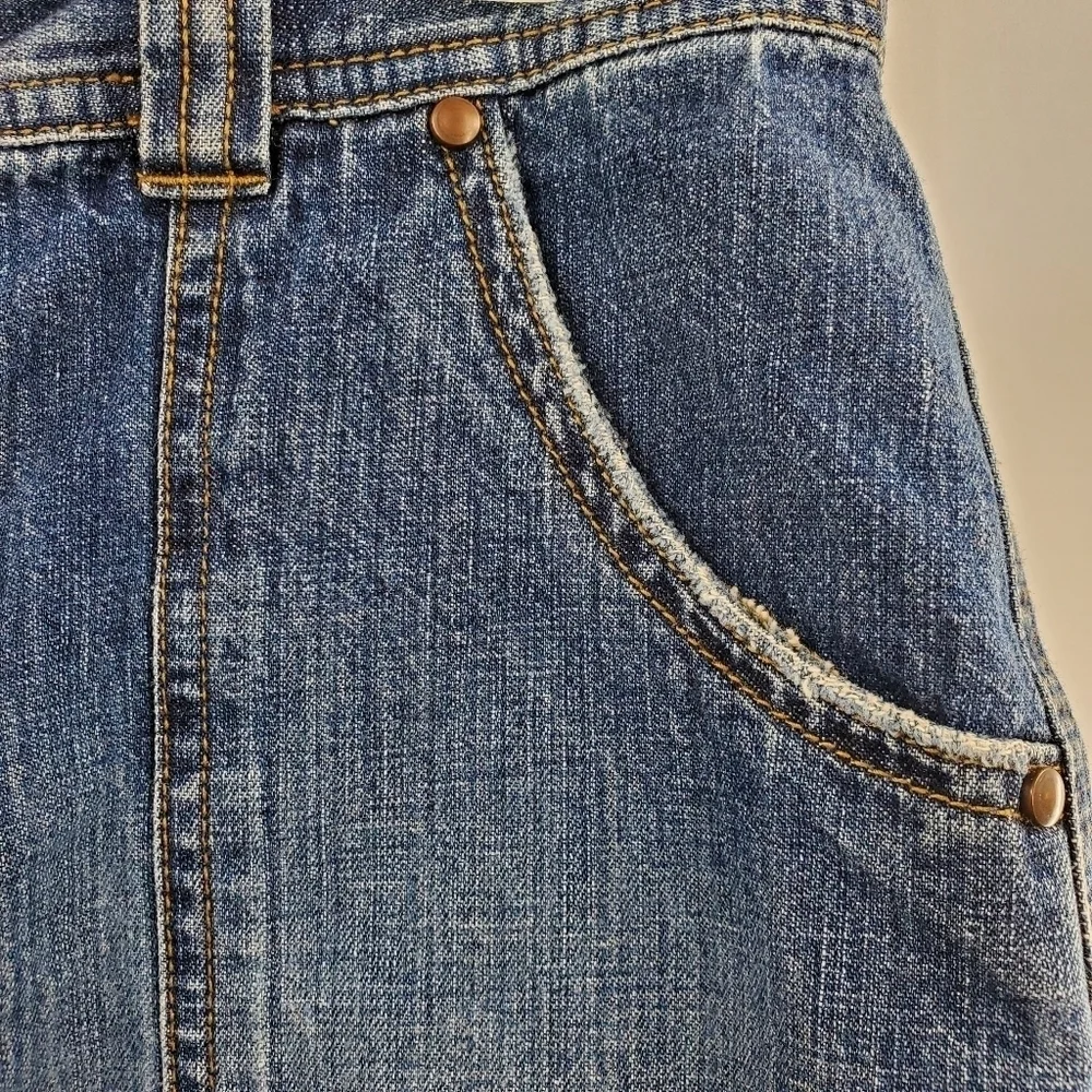 Tommy Hilfiger medium wash mid-rise jean shorts 8P
